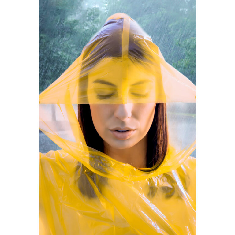 Fashion,Portrait,Of,A,Woman,Wearing,A,Red,,Transparent,Plastic - Cantareira Brindes