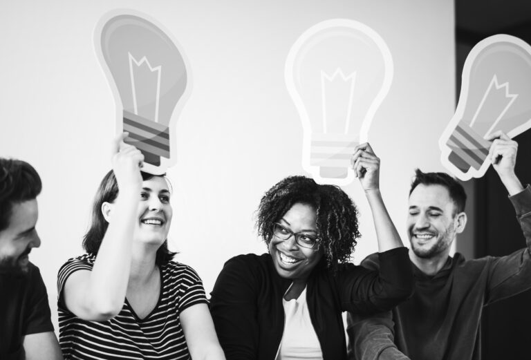 People with lightbulb icon - Cantareira Brindes