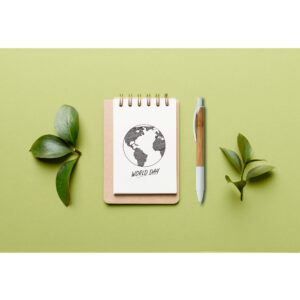 Eco-friendly,Empty,Notebook,With,Pen,And,Green,Leaf,On,Colored - Cantareira Brindes